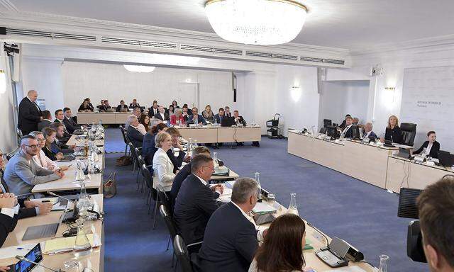 Die Zweite Nationalratspräsidentin und U-Ausschussvorsitzende Doris Bures (2.v.R/SPÖ) und Ausschussteilnehmer am Dienstag vor Beginn einer Sitzung des BVT-U-Ausschusses im Parlament in Wien. 