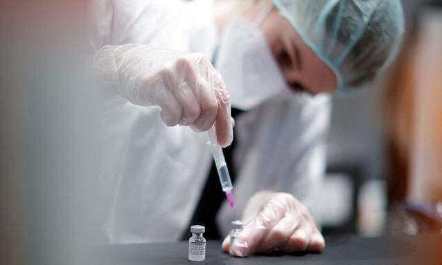 FILE PHOTO: Vaccinations at the Humboldt Forum museum in Berlin