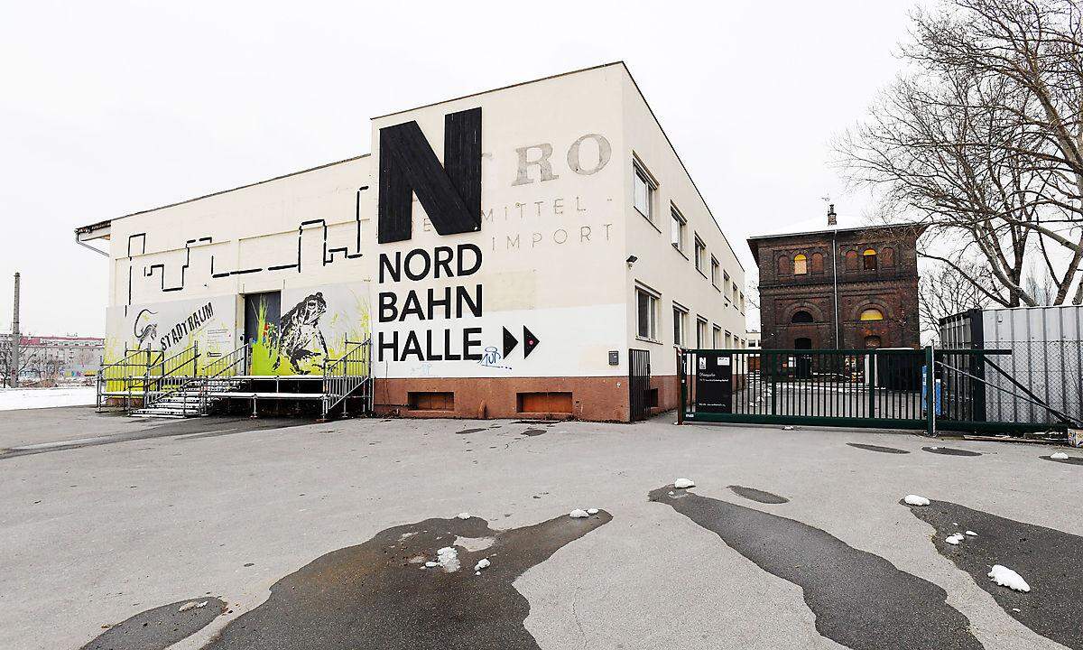 An der Ecke Leystraße/Taborstraße endet das Neubauviertel, schräg gegenüber, mitten im Brachland des ehemaligen Nordbahnhofs, liegt die alte Nordbahnhalle. Einst als Lebensmittellager genutzt und lang nicht mehr gebraucht, sollte sie eigentlich längst nicht mehr stehen. Doch stattdessen ist neues Leben eingezogen, ist sie zu einem Treffpunkt der Gegend geworden und zu einem Zukunftslabor des zukünftigen Grätzels.