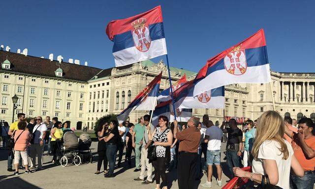 Am Sonntag versammelten sich rund 200 Wiener Serben auf dem Wiener Heldenplatz.