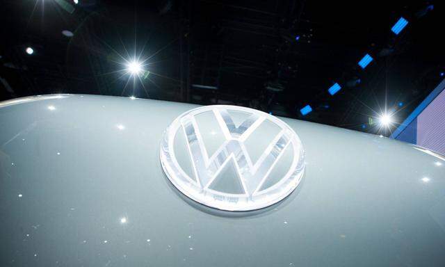 VW Logo am Volkswagen I D BUZZ Feature allgemein Randmotiv Internationale Automobil Aussstellu