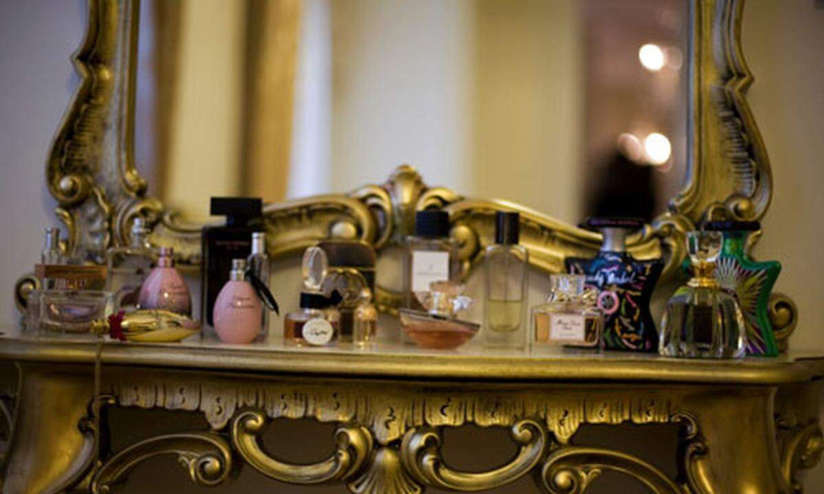 Eine Armee an Parfumflakons begleiten die Shopbesitzerin seit ihrer Zeit in London, wo sie mehrmals umgezogen ist. Für Canisius sind die Flakons eher dekorative Elemente als tatsächliche Duftspender.