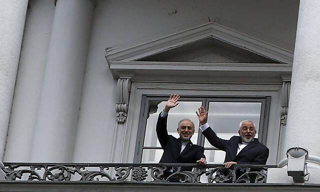 Der Iran glaubt an einen positiven Abschluss: Außenminister Zarif und Atombehörden-Chef Salehi winken vom Balkon des Palais' Coburg.