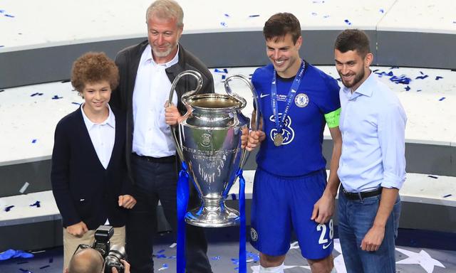 Auch gegen Roman Abramowitsch wurden Sanktionen erlassen, hier auf dem Bild ist der russische Oligarch mit dem Kapitän des Fußballclubs Chelsea, der Verein gehört Abramowitsch bis 2022.