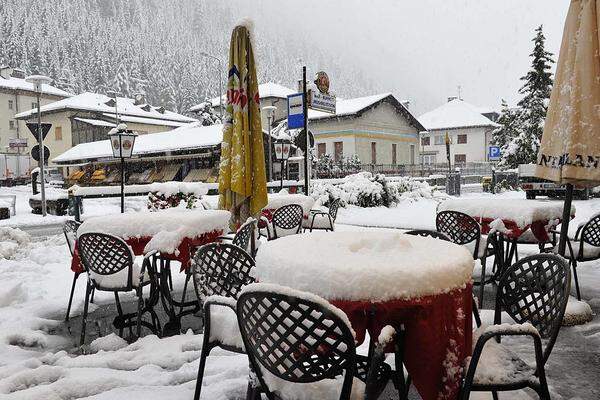 Die Schneefallgrenze ist auf bis zu 600 Meter gesunken. "Ein derartiger Temperatursturz ist im Herbst sehr typisch", so Thomas Krennert von der Zentralanstalt für Meteorologie (ZAMG).