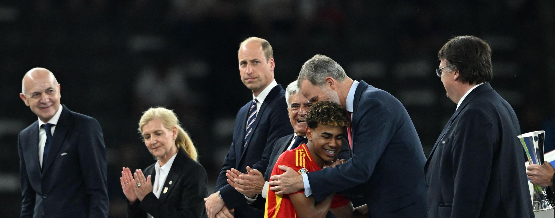TOPSHOT - Spain's forward #19 Lamine Yamal (C) greets Spain's King Felipe VI (2R) after winning the UEFA Euro 2024 final football match between Spain and England at the Olympiastadion in Berlin on July 14, 2024. (Photo by INA FASSBENDER / AFP)