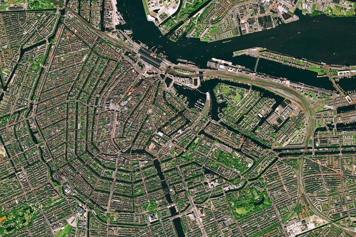 Die Grachten der niederländischen Hauptstadt mit ihren unverwechselbaren geometrischen Muster waren lange Zeit die Haupttransportwege von Amsterdam. Die gesamte Stadt wurde aufgrund des freuchten und sandigen Untergrundes auf Pfählen errichtet. Die Seele der Stadt ist tolerant, frech und manchmal etwas verrückt. Hier entstehen neue Viertel mit avantgardistischer Architektur. Im alten Hafengebiet befinden sich heute trendige Restaurants und Lounges in coolen Industriekomplexen.