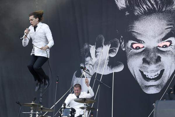 Der Funke der Garagenrock-Band sprang ab der Mitte des Sets über. So zog der blendend agierte Animateur Almqvist gegen Ende des Konzerts Bilanz: "Wir lieben jeden Einzelnen von euch, und ihr liebt jeden Einzelnen von uns".