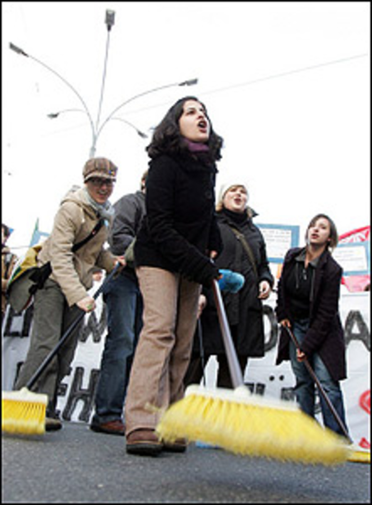 SP-Bundesgeschäftsführer Norbert Darabos wurde bei seinem Einzug in die Parteizentrale als "Verräter" begrüßt. Aus den Lautsprechern dröhnte "Gusenbauer, Bildungsklauer!" und auf Transparenten wurde den SP-Funktionären die Frage gestellt: "Könnt ihr euch noch in den Spiegel schauen?"