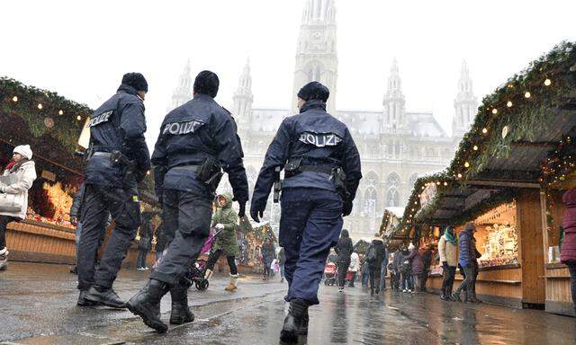 Der Tag danach in Wien: große Betroffenheit, mehr Polizeipräsenz – und die Durchhalteparolen vom Nicht-Einschüchtern lassen.