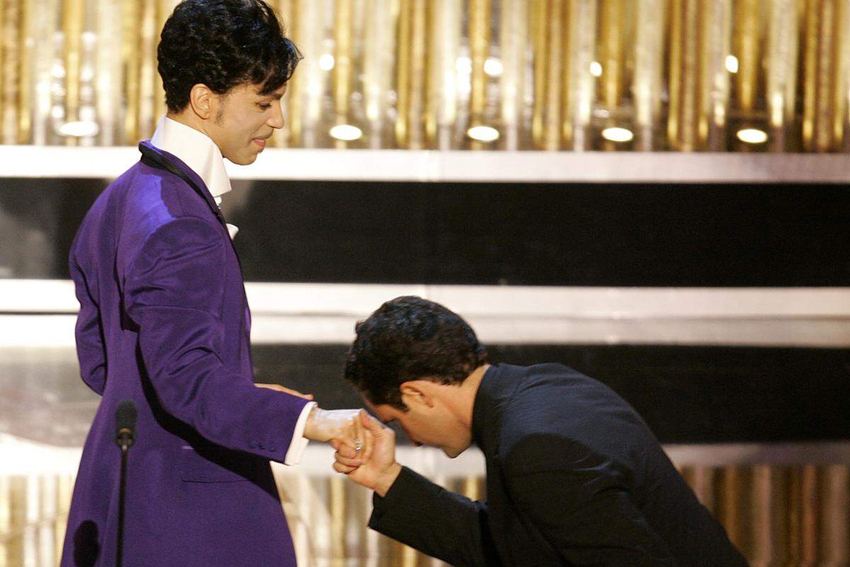 Seit 2000 durfte man ihn wieder Prince nennen. Nach einer längeren Flaute, in der er unter anderem das religiös gefärbte Album "Rainbow Children" produzierte, kehrte er mit "Musicology" (2004) wieder auf seinen Prinzen-Thron zurück. Die "Washington Post" schwärmte: "U still got it, Prince" ("Du hast es immer noch drauf, Prince").