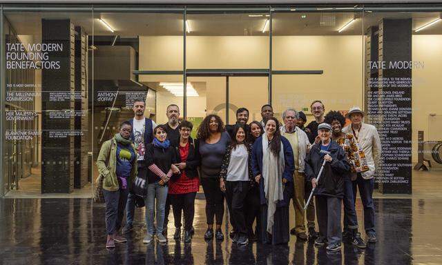 Gruppenbild von Vertretern aus der Nachbarschaft der Tate Modern, die von der kubanischen Künstlerin Tania Bruguera für ihr großes Turbinenhallenprojekt Ende 2018 eng eingebunden wurden.