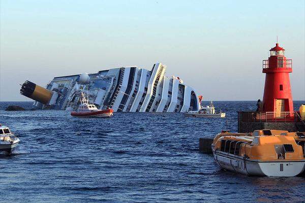 "Wir waren seit zweieinhalb Stunden vom Hafen von Civitavecchia abgefahren. Wir saßen in eleganten Kleidern beim Abendessen, an dem auch der Kapitän teilnahm. Plötzlich haben wir einen Knall gehört, dann kam es zu einem Stromausfall", berichtete eine italienische Journalistin, Mara Parmegiani Alfonsi, die sich an Bord des Schiffes befand.