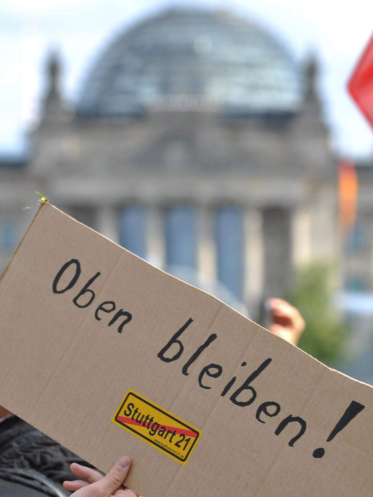 Am Tag nach dem brutalen Polizei-Einsatz in Stuttgart geht ein Ruck durch Deutschland. In vielen anderen Städten wird protestiert. Auch im Bundestag in Berlin wird über das Vorgehen der Polizei debattiert.