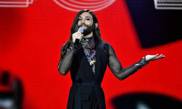 Song-Contest-Gewinnerin Conchita hat sich am Freitag beim Life Ball-Team für "26 Jahre Bewusstseinsbildung und Spendengelder für ein wichtiges Thema, für die direkte Unterstützung dringend benötigter Projekte auf der ganzen Welt, für die Wegbereitung zu Entstigmatisierung" bedankt. "Danke für alles, was Ihr getan habt, um unsere Stadt Wien zu einem besseren Ort zu machen", schrieb die Sängerin. Sie selbst habe "unzählige schöne Erinnerungen" gesammelt, die Veranstaltung "wird mir immer ganz nah am Herzen bleiben", postete Conchita auf Facebook. "Auf einen unvergesslichen Life Ball 2019!", schrieb die Künstlerin.