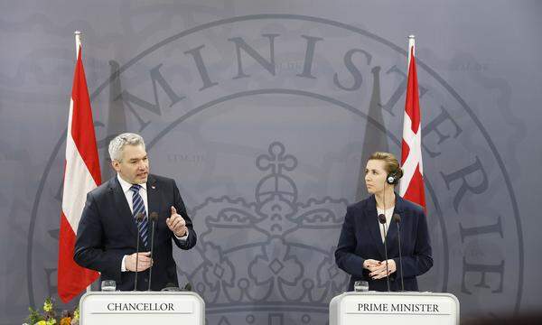 Eine parteiübergreifende Allianz in Kopenhagen: ÖVP-Bundeskanzler Karl Nehammer und Mette Frederiksen, sozialdemokratische Ministerpräsidentin von Dänemark.
