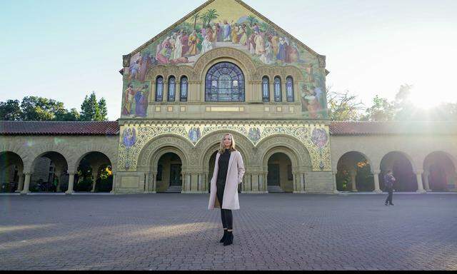 Sabine Heitzeneder (im Bild am Campus der Stanford University in Kalifornien) setzt körpereigene Abwehrmechanismen gegen Tumorzellen ein.