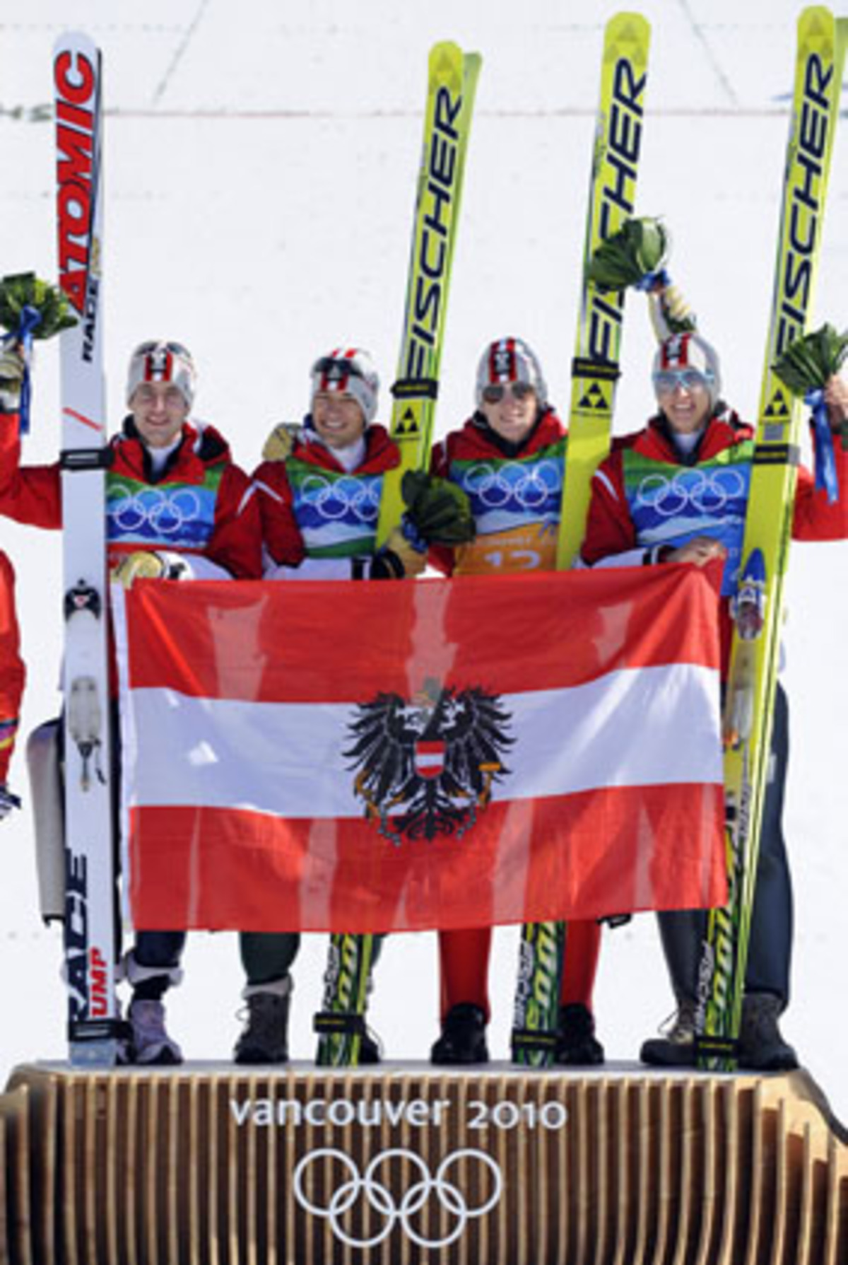 1998 in Nagano hatte Japan 35,6 Punkte Vorsprung auf Deutschland - bis 2010 der größte Vorsprung bei einem Olympischen Teamspringen. Jetzt haben Österreichs Adler die Bestmarke mehr als verdoppelt: Mit einer fast an Langeweile grenzenden Dominanz holten sie sich Gold ab.