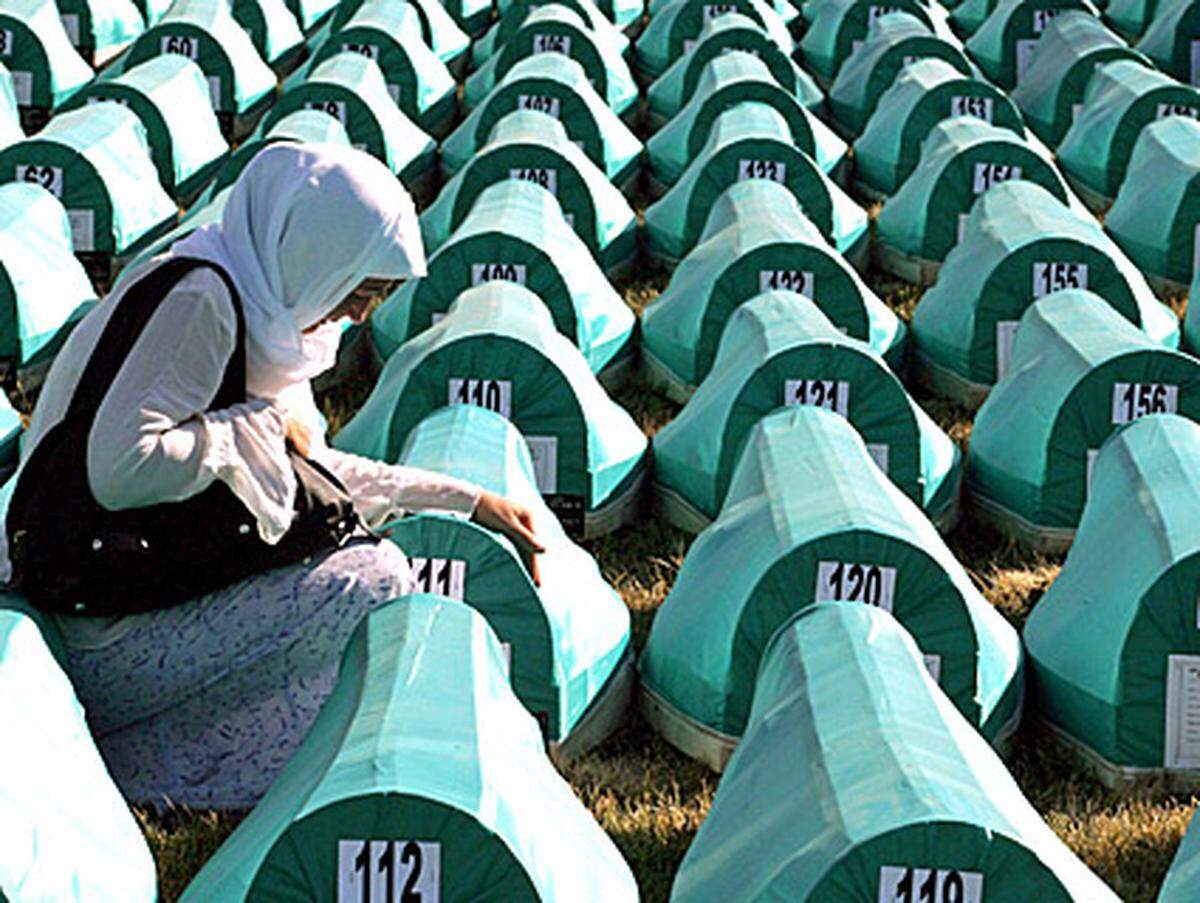 Bosnisch-serbische Soldaten greifen im Juli 1995 unter dem Kommando von Mladic die UNO-Schutzzone Srebrenica an. Bei dem schlimmsten Massaker seit dem Zweiten Weltkrieg töten sie mehr als 7000 muslimische Buben und Männer.