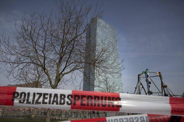 Die Bewegung Blockupy hat aus Anlass der Eröffnung der neuen EZB-Zentrale in Frankfurt zu einem Protesttag aufgerufen.