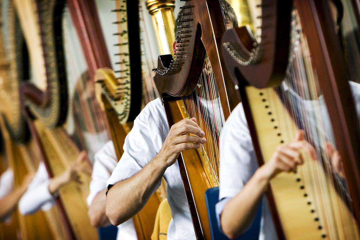 Harfe ist eines der ältesten Musikinstrumente der Menschheit. Weil sie nicht - wie etwa Blechblasinstrumente - laute, dominierende Musik hervorbringen, sondern im Klang fein, zart und zerbrechlich sind, galten sie als passend für Frauen. Offenbar hat sich die Geschlechterzuschreibung gehalten.