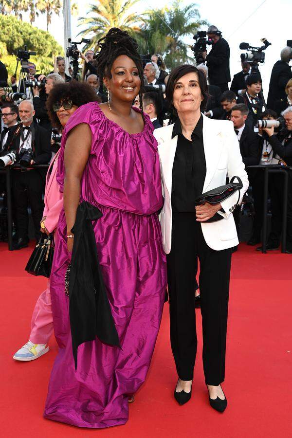 Darstellerin Aissatou Diallo Sagna schillerte in Pink, Filmregisseurin Catherine Corsini präsentierte sich in einem minimalistischen Look.