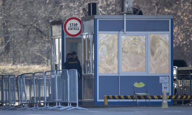Zollbeamte fanden Koffer mit 30 Millionen Dollar Bargeld. Im Bild: Grenzübergang zur Slowakei.