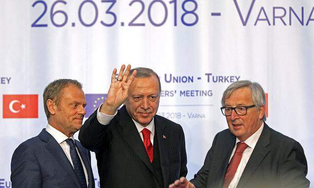 Tusk, Erdogan, Juncker führten in Bulgarien gute Gespräche ohne Ergebnisse.