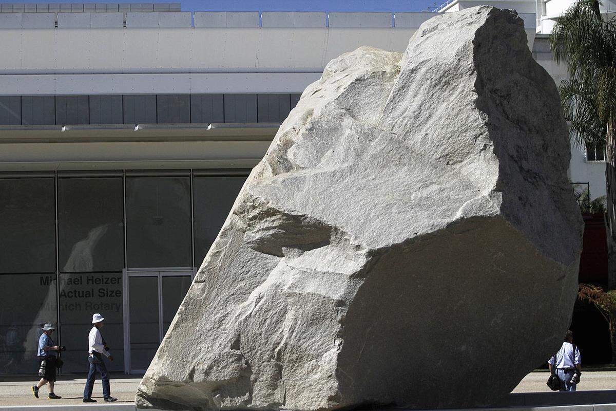 Nach Mitteilung des Museums überbrückt der 340 Tonnen schwere Granitbrocken eine knapp 140 Meter langen Betonspalte.
