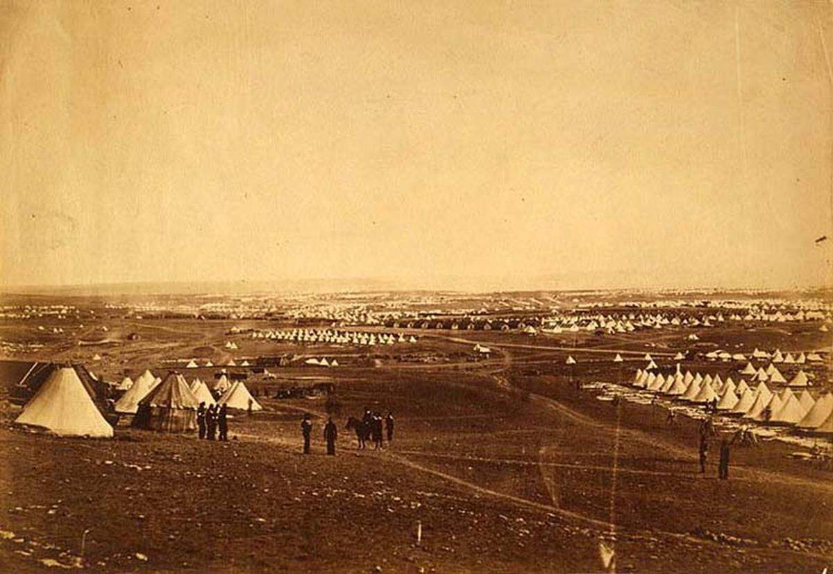 Von dem Engländer Roger Fenton (1819-69) stammen die ersten Fotographien eines Kriegs, allerdings gelangen wegen der langen Belichtungszeit nur "ruhige" Bilder. Dieses zeigt ein Zeltlager der Alliierten.