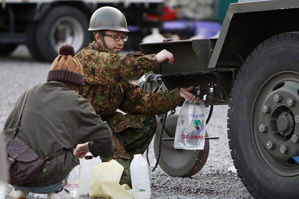 Weiterhin sind mindestens eine Million Haushalte ohne Wasserversorgung. Vielerorts werde mit Tankwagen Trinkwasser herangeschafft.