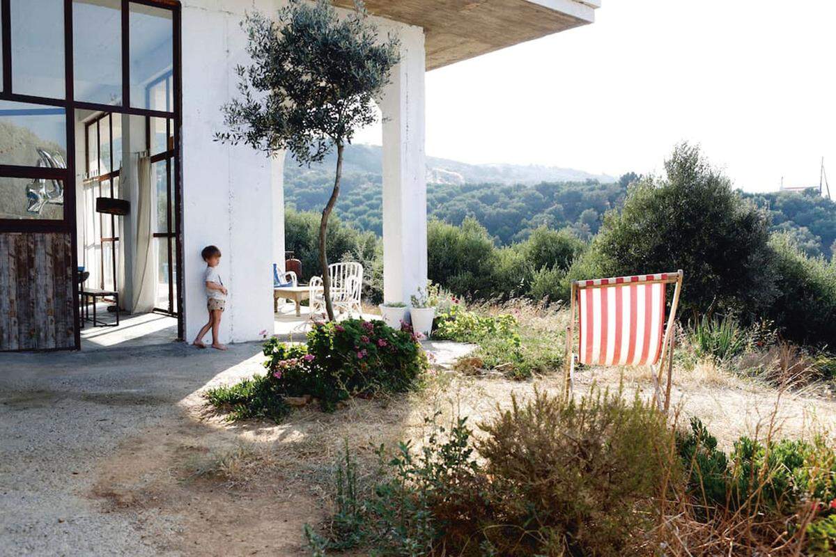 Die Apartments Agia Ateliers an der Nordküste Kretas liegen an einem Olivenhain mit einem atemberaubenden Meerblick. Die Möblierung stammt aus recycelten Materialien und Vintage-Stücken. Gemüse und Kräuter stammt aus dem eigenen Garten, eine Solaranlage bereitet das Warmwasser auf.