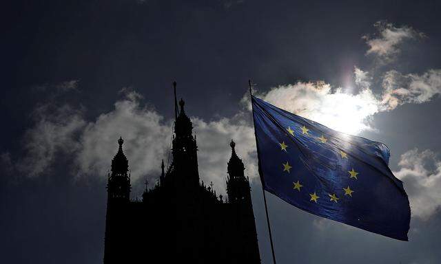 Das Parlament überlegt zwei Wochen vor dem bereits verschobenen Brexit-Datum, wie die Beziehung zur EU künftig aussehen soll.