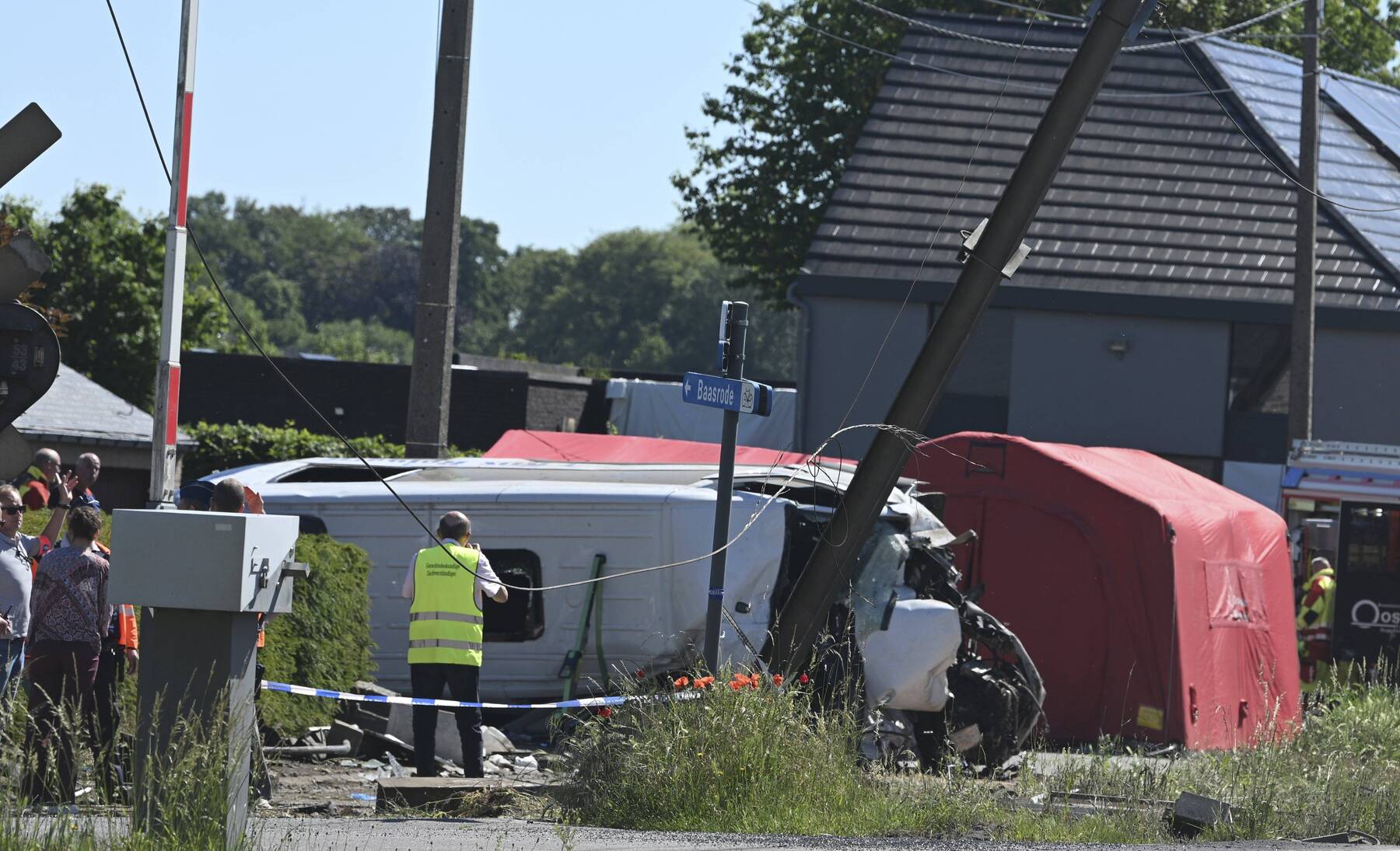Vier Personen sterben bei Kollision zwischen Zug und Schulbus in Belgien
