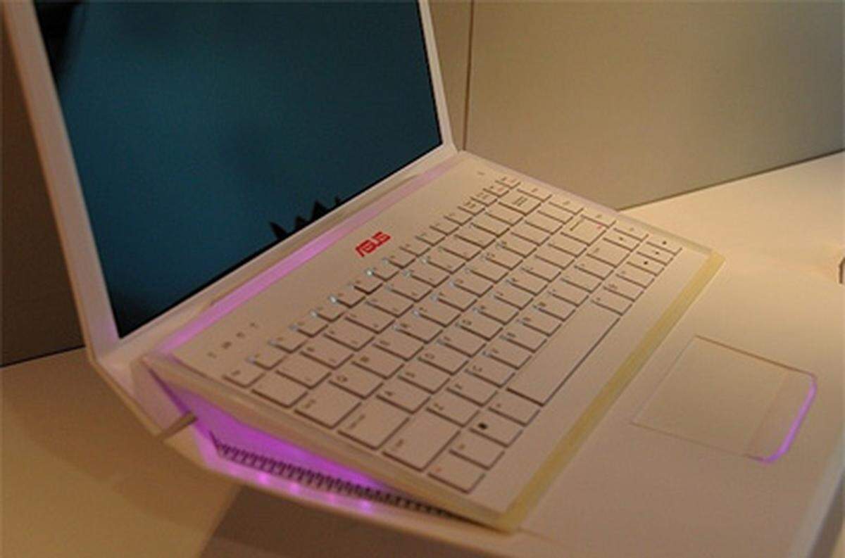 Mit dem leider nicht funktionsfähigen Prototypen "Airo" will Asus Apples MacBook Air den Kampf ansagen. Das aufgleitende Keyboard soll nicht nur mehr Komfort beim Tippen liefern, sondern auch die Kühlung des Notebooks erleichtern. Es ist sogar von einem lüfterlosen Design die Rede.