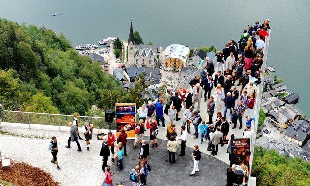 Blick auf Hallstatt: Nach manchen Schätzungen besucht mehr als eine Million Touristen jedes Jahr die Gemeinde.