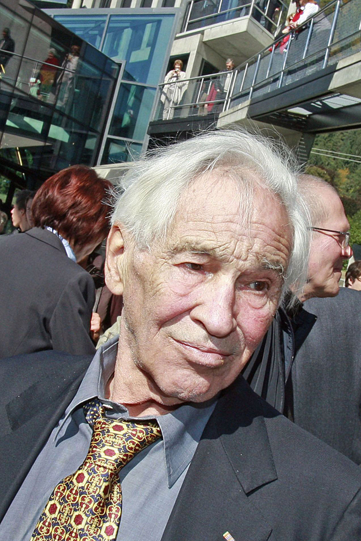 Am 15. Juni starb der berühmte österreichische Architekt Günther Domenig im Alter von 77 Jahren in Graz. Geboren wurde Domenig am 6. Juni 1934 in Klagenfurt. In der Landeshauptstadt und im Mölltal verbrachte er seine ersten Lebensjahre. Nach der Matura 1952 zog er in die Steiermark, die bis zum Tod seine Heimat bleiben sollte.