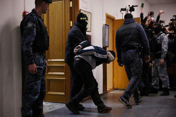 Die vier von Russland verdächtigten Männer wurden einem Gericht in Moskau vorgeführt.