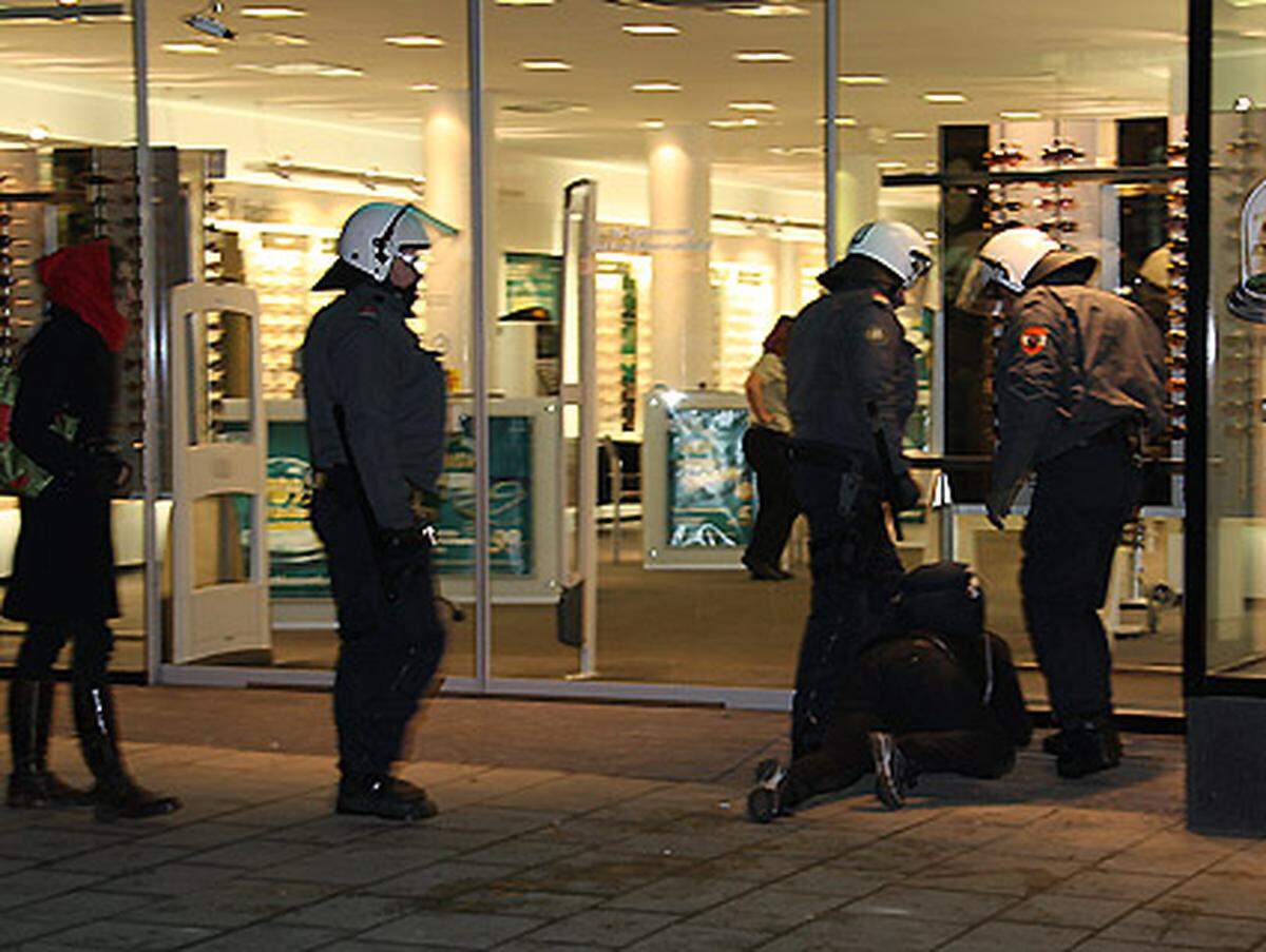 Einige versuchen, an anderer Stelle durch die Absperrungen zu kommen. Es kommt zu Festnahmen.