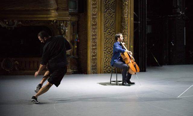 Auch wenn die sechs Cellosuiten am Samstag nicht in einer Kathedrale, sondern im Burgtheater erklangen – diese Musik schafft sich ohnehin ihre eigene Architektur, lässt man ihr nur den leeren Raum.