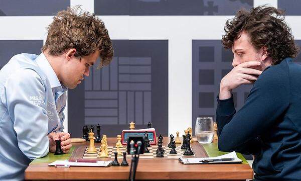 Hans Niemann (rechts) gegen Weltmeister Magnus Carlsen