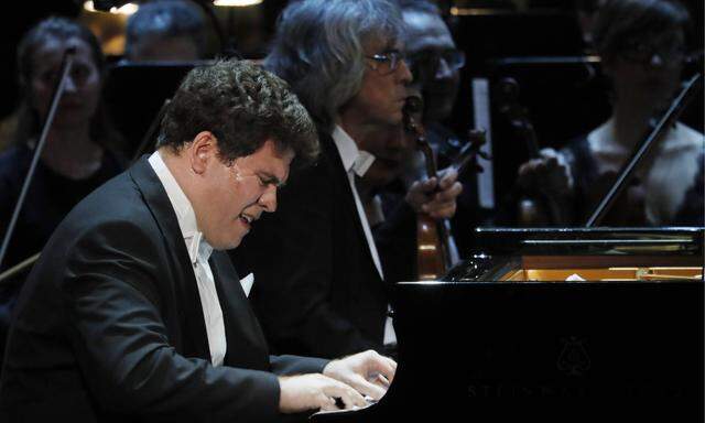 MOSCOW RUSSIA MARCH 18 2017 Pianist Denis Matsuev performs at a ceremony to present BraVo inter