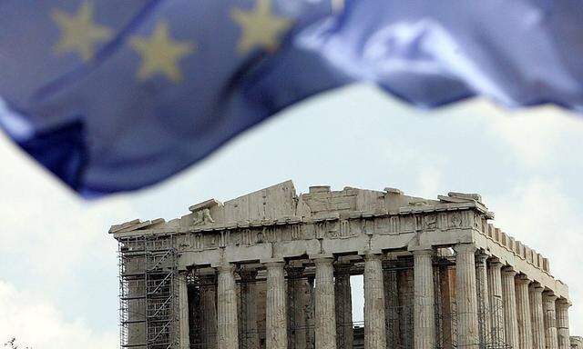 Die EU-Fahne über der Akropolis in Athen