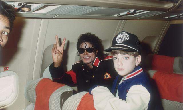 Das Idol und sein Bewunderer: Michael Jackson und James Safechuck 1988 im Tourflugzeug. James war damals zehn Jahre alt.