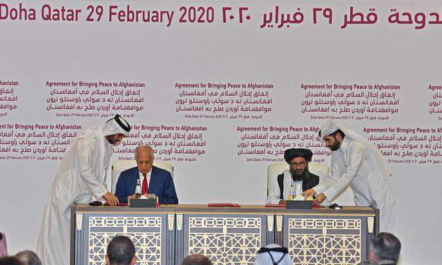 US-Verhandler Zalmay Khalilzad und Mullah Abdul Ghani Baradar von den Taliban unterschrieben in Doha den historischen Friedensvertrag.