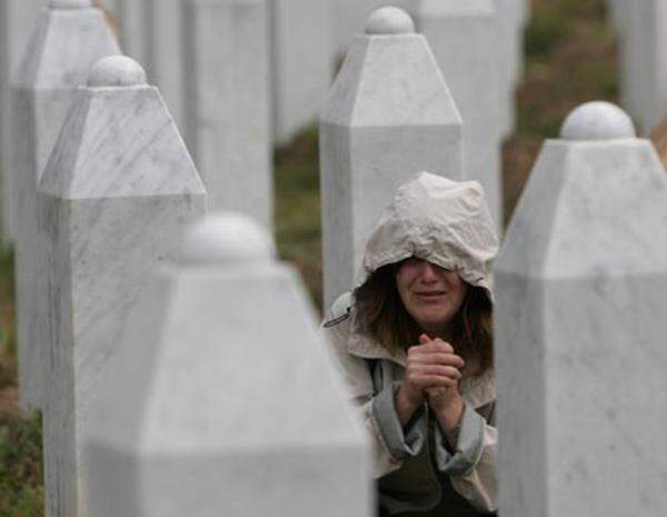 Unter der Führung des Ex-Militärchefs Ratko Mladić soll das schwerste Kriegsverbrechen seit Ende des Zweiten Weltkriegs verübt worden sein - das Massaker von Srebrenica. Im Juli 1995 wurden in der Gegend der nordbosnischen Stadt bis zu 8000 Bosniaken - vor allem Männer und Jungen zwischen 12 und 77 Jahren - getötet. Mladić wurde danach als "Schlächter von Srebrenica" bezeichnet.