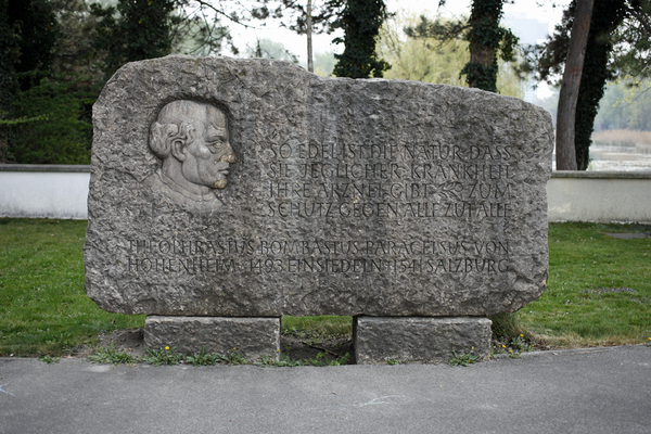 Auch Aureolus Theophrastus Bombastus von Hohenheim, genannt Paracelsus, ist im Donaupark vertreten. Der Arzt, Alchemist, Mystiker und Philosoph hat hier einen Gedenkstein, stilecht umgeben von einem Heilkräutergärtchen.