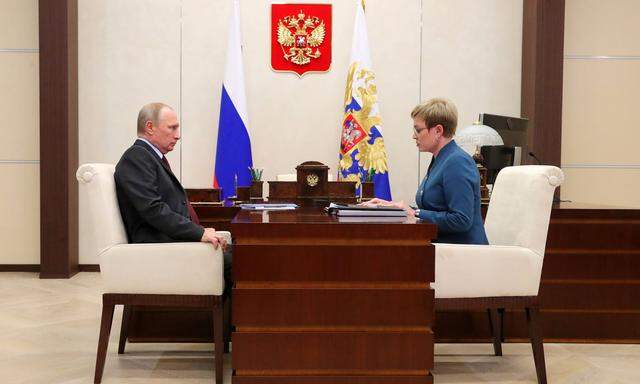 Im Auftrag des Kremlchefs. Der russische Präsident, Wladimir Putin, mit Marina Kovtun, der Gouverneurin der Region Murmansk.