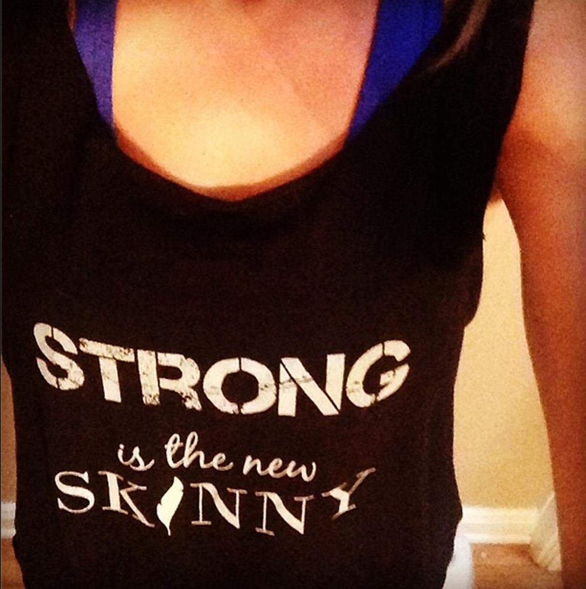 Motivieren kann man sich auch mit dem richtigen Outfit. "Strong is the new skinny" (zu dts.: Stark sein ist das neue dünn sein) trägt Schauspielerin Ashley Greene als Mantra auf ihrem T-Shirt.