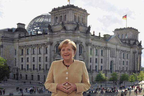 Ihre Karriere ist außergewöhnlich. Eine Naturwissenschaftlerin aus der DDR, zunächst schüchtern und unscheinbar, wird die wichtigste und einflussreichste Politikerin - in Deutschland, Europa und der Welt.